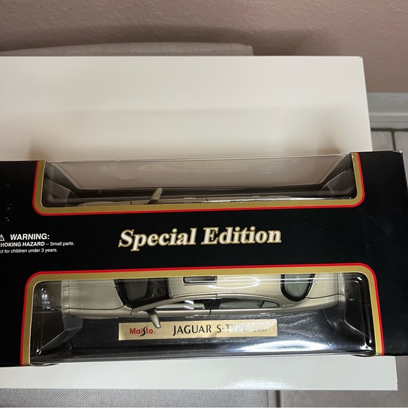 Maisto 1/18 Scale Model Car 31865 - 1999 Jaguar S-Type - Gold - Picture 4 of 5